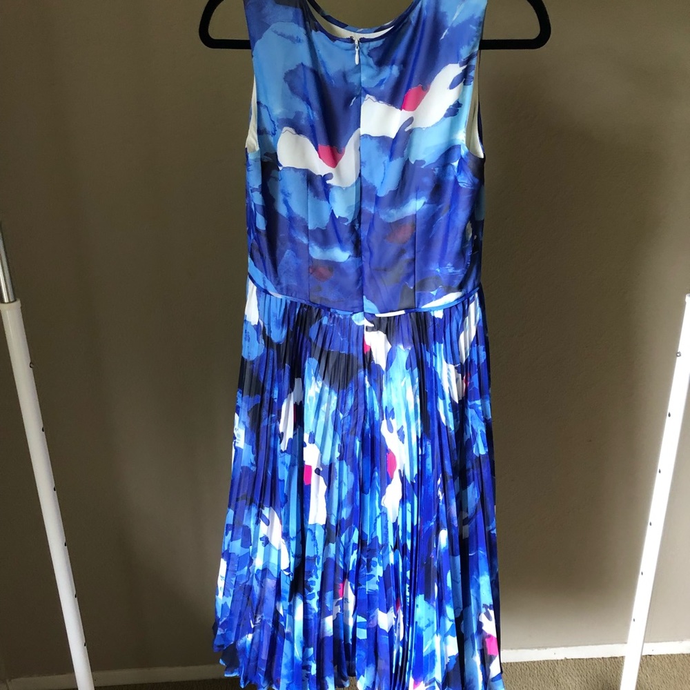 Blue pleated bottom flower design sleeveless dress